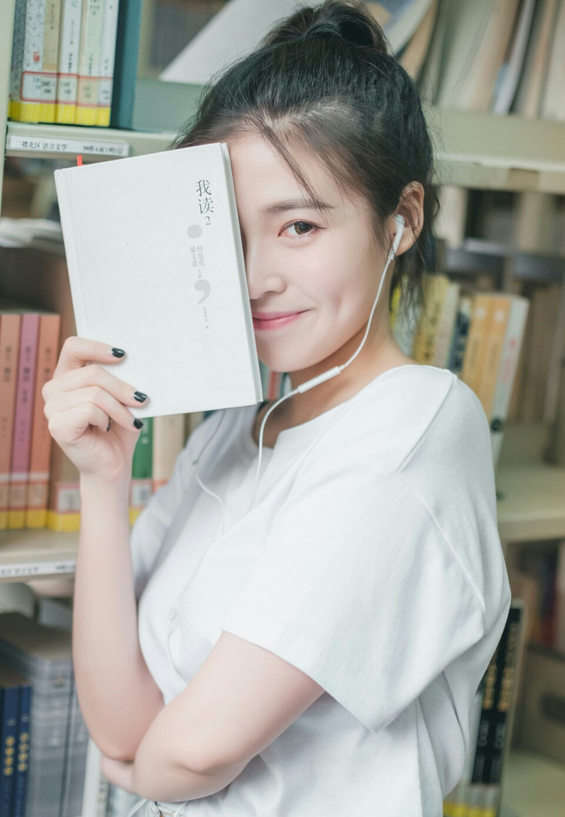 “夫君~”一名美妇带着一股慵懒的风情来到刘璝身后，轻声唤道。
